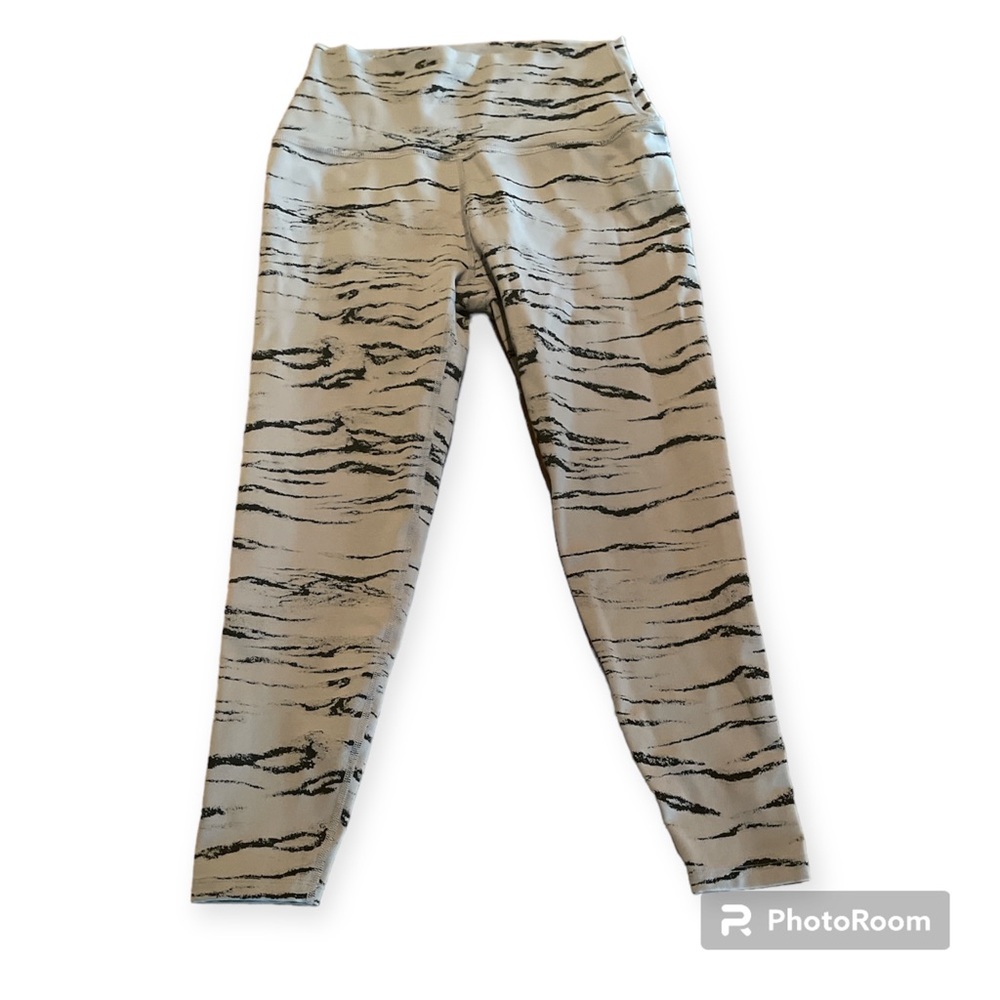 Beyond Yoga Leggings Womens M Gray Tiger Print High Waist Midi Gym Athletic Cute